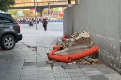 Vỉa hè mới lát đá bị xuống cấp, ai chịu trách nhiệm?