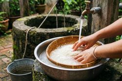 Sai lầm khi vo gạo khiến cơm kém ngon, chuyên gia chỉ cách giảm các chất tồn dư có hại