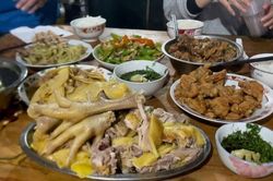 Chỉ mang vài con tôm từ đám cưới về cho con, tôi không ngờ mình trở thành đề tài bàn tán cả làng