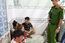 Đột kích phòng trọ số 7 ở Long Xuyên, phát hiện 'chuyện động trời' của nhóm nam nữ trẻ tuổi