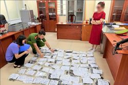 Kinh doanh hàng giả mạo nhãn hiệu gần 300 triệu đồng, chủ cửa hàng bị khởi tố