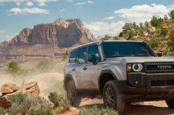 Phiên bản Toyota Land Cruiser nào đáng đồng tiền nhất