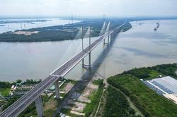 Cầu dây văng có tĩnh không cao nhất Việt Nam 'nằm chờ' cao tốc thông tuyến
