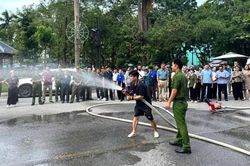 Gần 150 người tham gia trải nghiệm kỹ năng PCCC tại Bạch Mai