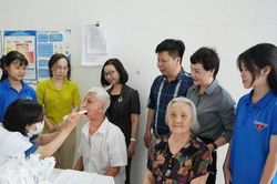 Người có công ở Đan Phượng được khám sức khỏe, tặng quà miễn phí
