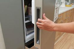 Tủ lạnh kêu bất thường khi mở cửa: 7 điều bạn cần kiểm tra ngay
