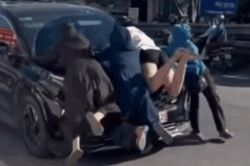 Hà Nội: Xôn xao cảnh ba người phụ nữ đu bám trên nắp capo xe ô tô con ở Phú Xuyên