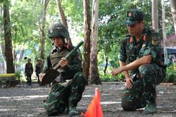 D&ugrave;ng radar xuy&ecirc;n đất t&igrave;m hố ch&ocirc;n tập thể liệt sĩ tại C&ocirc;ng vi&ecirc;n L&ecirc; Thị Ri&ecirc;ng