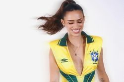 Bạn gái Neymar gây chú ý