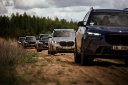 BMW mời khách hàng trải nghiệm xe bọc thép