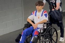 Takefusa Kubo phải rời sân bằng xe lăn