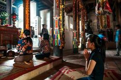 Người Việt có hàng trăm lý do để đi chùa