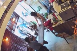 Chủ quán cà phê ở TP.HCM ngủ quên, khách vào tự dọn dẹp bàn ghế