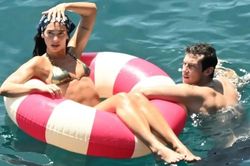 Kỳ trăng mật mặn nồng của Dua Lipa