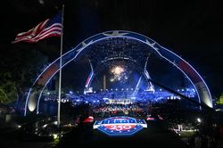 Nhà Trắng thành đấu trường UFC trong sinh nhật ông Trump