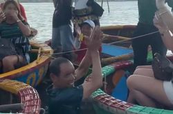 Khách Tây reo hò khi người lái thúng lặn sông giúp tìm điện thoại