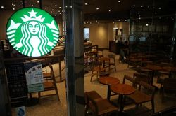 Starbucks Hàn Quốc tạm đóng tất cả cửa hàng để cứu vãn sai lầm lịch sử