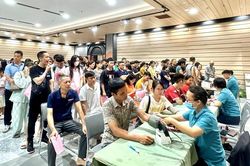 350 mái tóc gửi yêu thương tại ngày hội 'Giọt hồng đất Cảng'