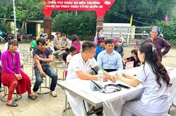 X&atilde; bi&ecirc;n giới Lũng C&uacute; triển khai chương tr&igrave;nh chăm s&oacute;c sức khỏe cho người d&acirc;n