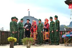 Khi đá xám Lô Lô Chải nở hoa