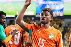 Sao Man United tỏa sáng từ ghế dự bị, Bờ Biển Ngà lần đầu thắng đại diện Nam Mỹ