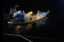 Ph&oacute; C&ocirc;ng an x&atilde; cứu sống người đ&agrave;n &ocirc;ng tr&ocirc;i dưới s&ocirc;ng trong đ&ecirc;m
