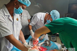 Bệnh x&aacute; đảo Trường Sa cấp cứu ngư d&acirc;n bị tai nạn lao động tr&ecirc;n biển