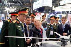 Việt Nam mở rộng hợp t&aacute;c quốc ph&ograve;ng tại Triển l&atilde;m Eurosatory