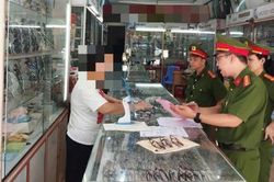 Tạm giữ số lượng lớn kính mắt nghi vấn giả tạo, không rõ nguồn gốc