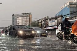 Mưa lớn g&acirc;y ngập s&acirc;u ở TPHCM, giao th&ocirc;ng &ugrave;n tắc