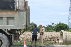 CSGT Hà Nội 'mạnh tay' xử lý các xe ô tô chở quá tải