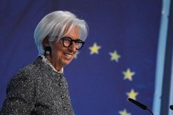 [VIDEO] ECB bất ngờ tăng lãi suất lần đầu sau gần ba năm