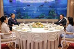 Ảnh ấn tượng: Chủ tịch Trung Quốc nói gì ở Triều Tiên, Tổng thống Mỹ bị 'la ó' khi đi xem NBA, máy bay chở Giáo hoàng Leo XIV không thể cất cánh