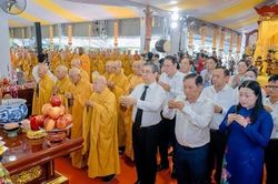Trang nghiêm tưởng niệm, cầu siêu anh hùng liệt sĩ tại Công viên Lê Thị Riêng