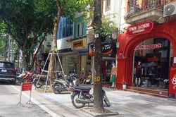 Nhiều cửa hàng 'ngang nhiên' chiếm dụng lòng đường Hà Nội