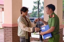 Người dân 5 xã biên giới Lâm Đồng tự nguyện giao nộp 155 khẩu súng và hơn 2300 viên đạn