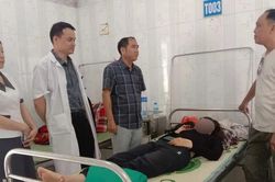 Đá lớn rơi vào nhà, người dân bị mắc kẹt ở Cao Bằng