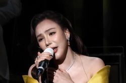 Nhạc sĩ Đức Huy U80 vẫn ga lăng, làm điều đặc biệt cho Hồ Quỳnh Hương