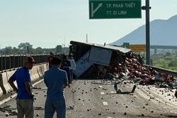 Xe tải mất lái lật nghiêng giữa đường, cao tốc ùn tắc kéo dài