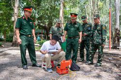 Quân đội bắt đầu dùng 'mắt thần' tìm hố chôn tập thể ở Công viên Lê Thị Riêng