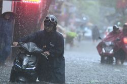 Mưa lớn dồn dập trút xuống miền Bắc, kéo dài đến khi nào?