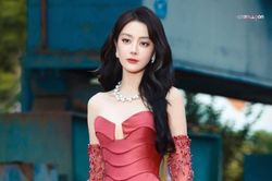 Diễn viên Địch Lệ Nhiệt Ba vai trần quyến rũ, đẹp tựa nữ thần trên thảm đỏ