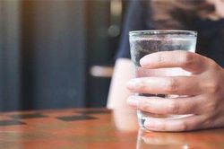 Mùa hè nên uống nước thế nào cho đúng?
