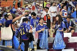 Nét đẹp văn hóa dọn dẹp khán đài của CĐV Nhật Bản mỗi mùa World Cup