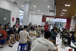 Đông nghịt người đến các điểm giao dịch xác thực thông tin thuê bao khi bị khóa 1 chiều