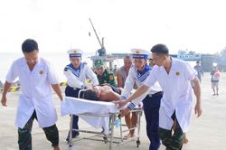Y bác sĩ bệnh xá Trường Sa cấp cứu khẩn cấp ngư dân bị đứt lìa cẳng chân