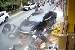 Nữ tài xế đạp nhầm chân ga, 4 người bị cuốn vào tai nạn