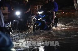 Mưa lớn đúng giờ tan tầm, nhiều tuyến đường ở TP. Hồ Chí Minh ngập