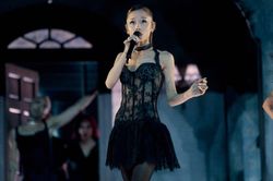 Ariana Grande hụt mất 'ngôi vương' vì một huyền thoại âm nhạc