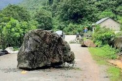 Kinh hoàng đá lở xuống đường, lăn vào nhà dân ở Cao Bằng